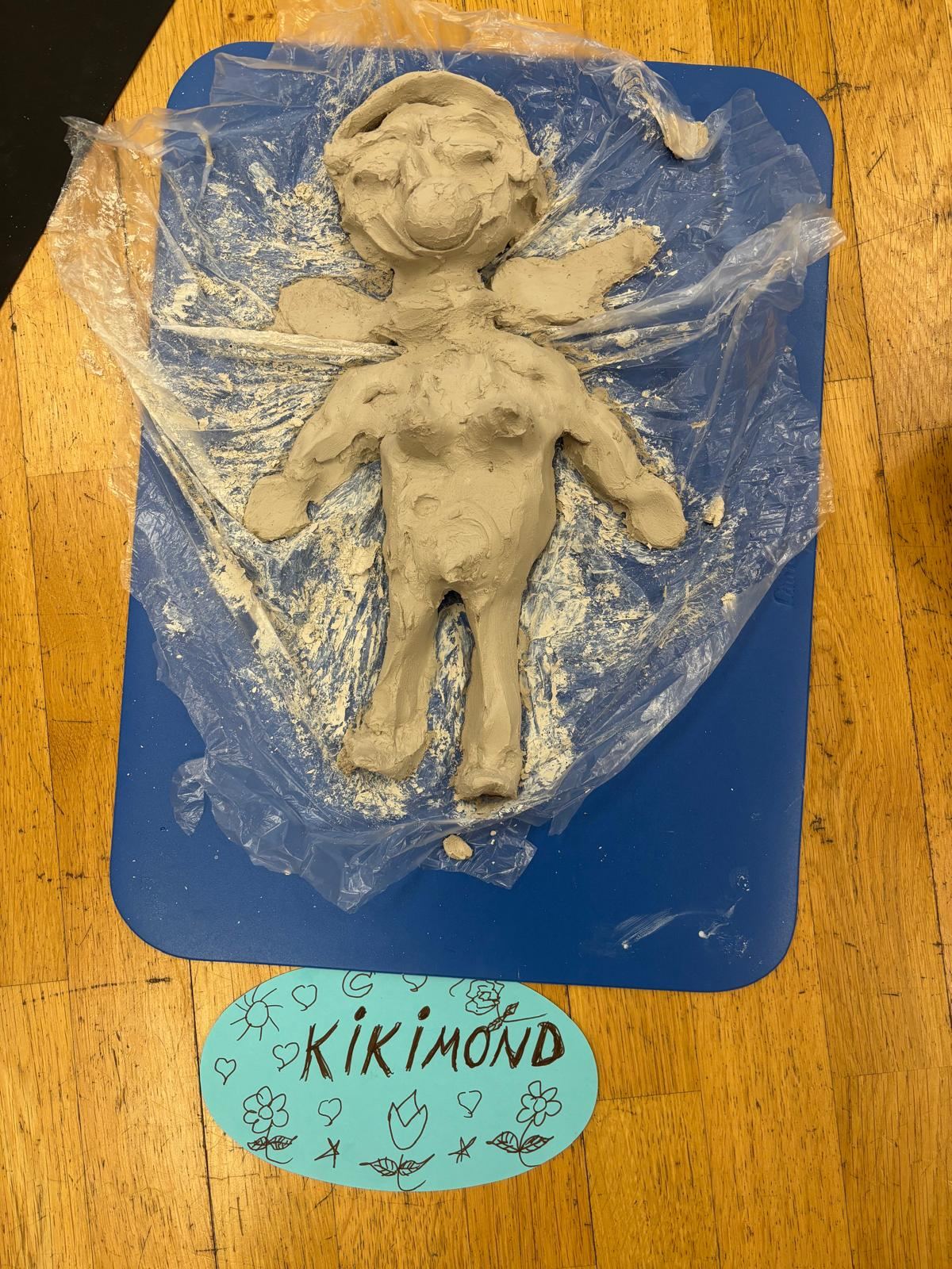 Aus Ton geformte Figur aus einer kreativen Gestalttherapie-Übung